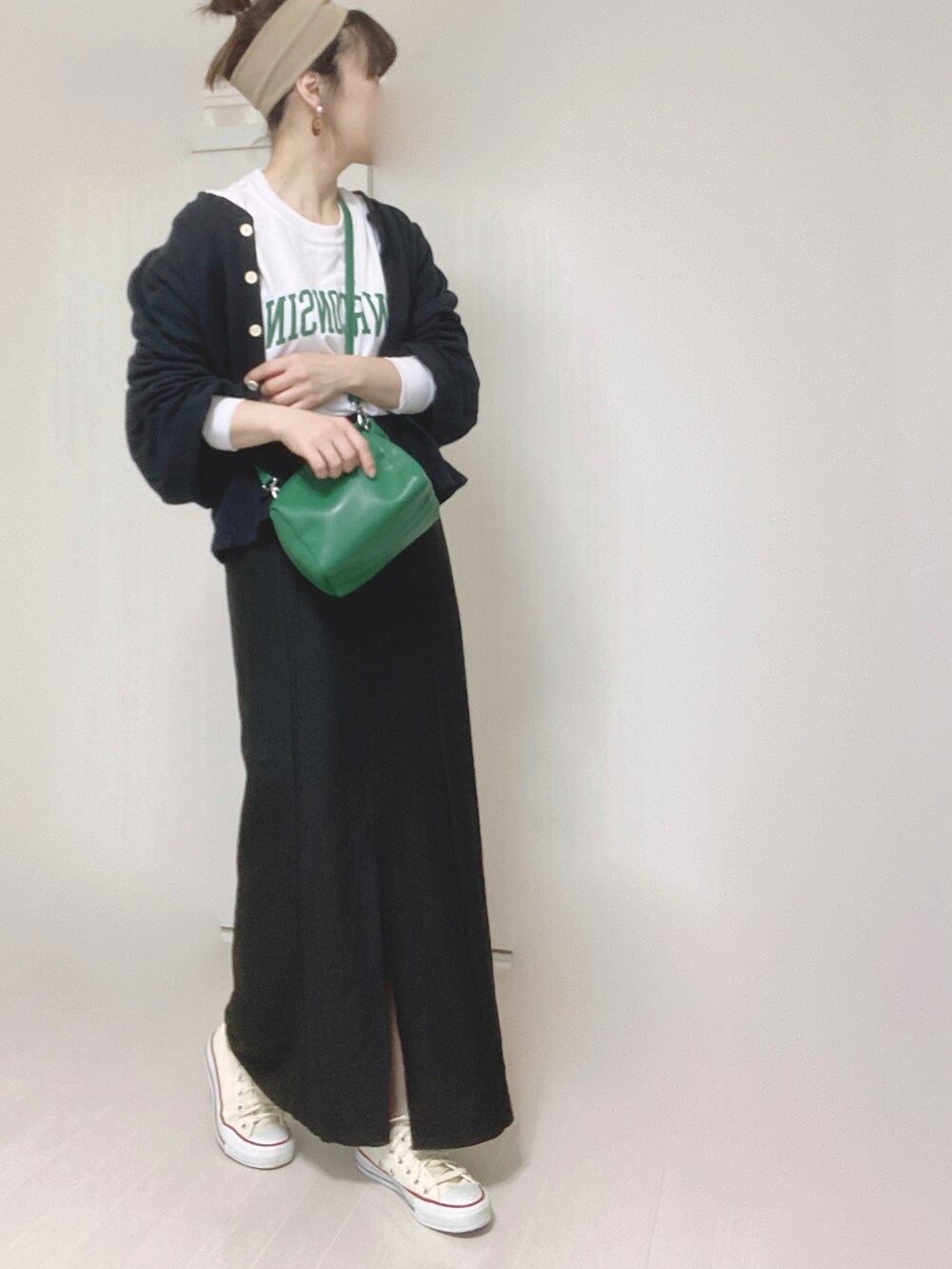 ホワイト系のTシャツ/カットソー、ブラック系のカーディガン/ボレロ、グリーン系のハンドバッグを着用したレディースの夏コーディネートの3枚目の写真