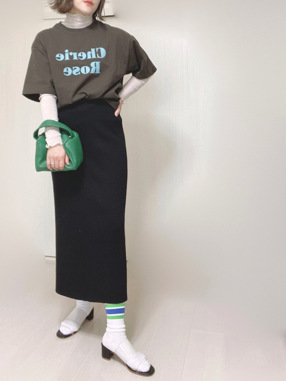 グレー系のTシャツ/カットソー、グレー系のTシャツ/カットソー、グリーン系のハンドバッグを着用したレディースの夏コーディネートの3枚目の写真