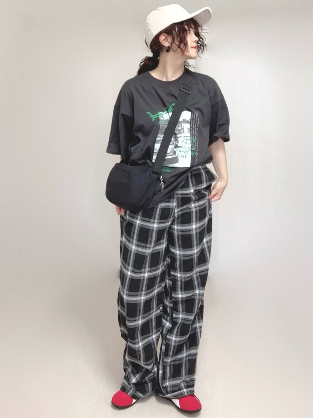 グレー系のTシャツ/カットソーを着用したレディースの夏コーディネートの4枚目の写真