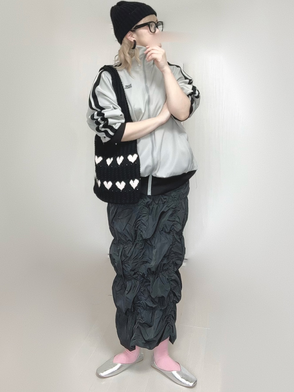 ベージュ系のジャージ、グレー系のスカート、シルバー系のパンプスを着用したレディースの春コーディネートの5枚目の写真