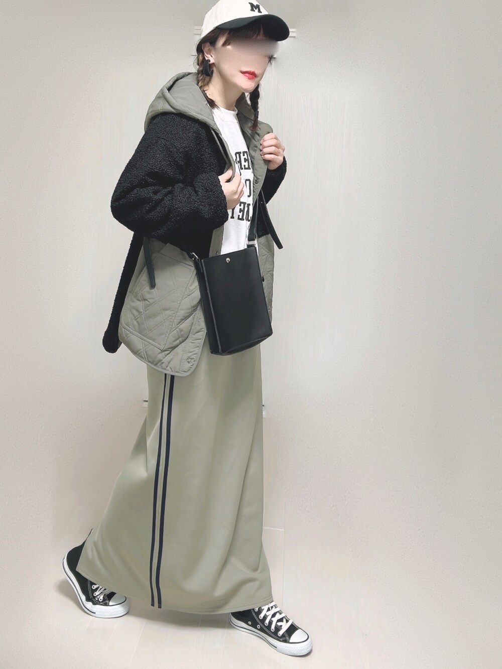 ブラック系のブルゾン、ホワイト系のスウェット、ブラック系のショルダーバッグを着用したレディースの秋コーディネートの5枚目の写真