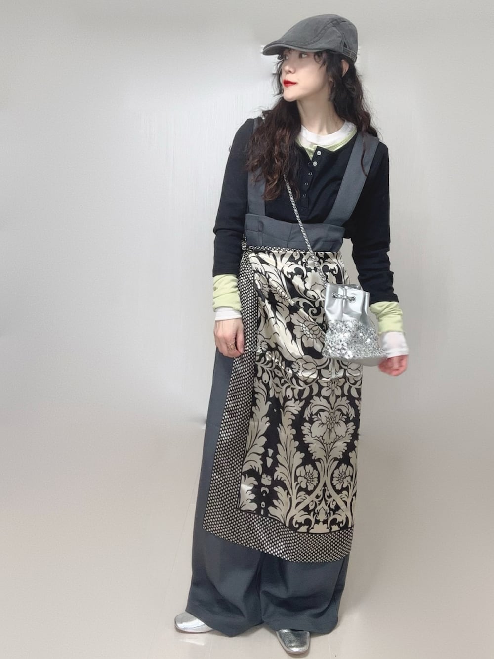 ホワイト系のTシャツ/カットソー、ブラック系のTシャツ/カットソー、グレー系のサロペット/オーバーオールを着用したレディースの春コーディネートの2枚目の写真