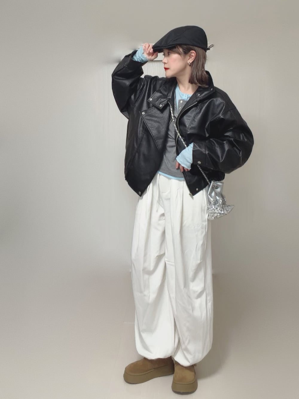 グレー系のTシャツ/カットソー、ブラック系のブルゾン、ホワイト系のその他パンツを着用したレディースの秋コーディネートの4枚目の写真