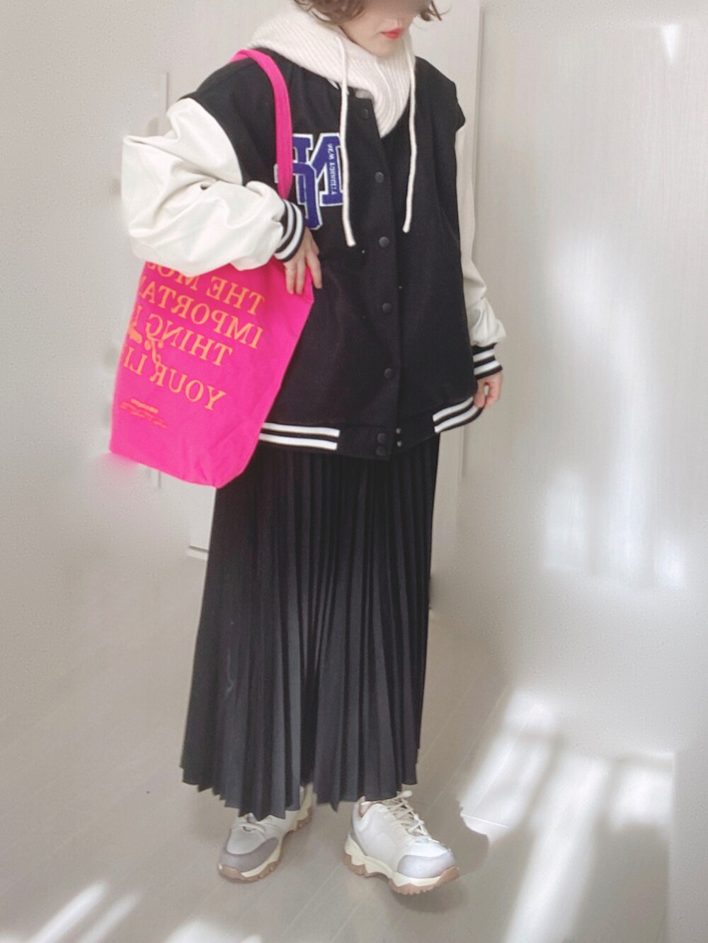 ベージュ系のスニーカー、ブラック系のスタジャン、ブラック系のスカートを着用したレディースの冬コーディネートの5枚目の写真