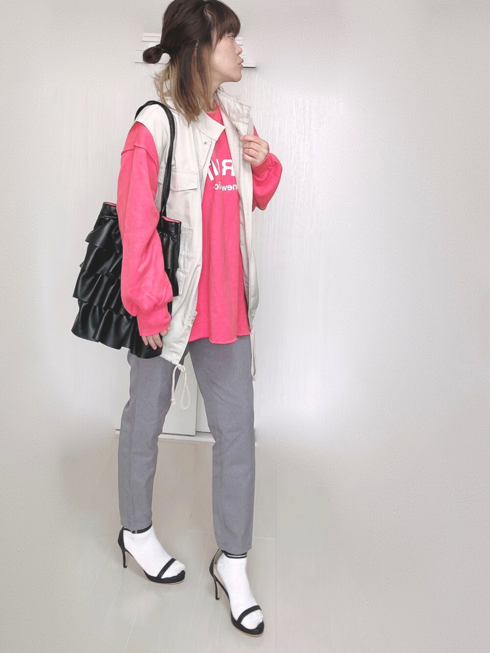 グレー系のその他パンツ、ピンク系のスウェット、ホワイト系のベストを着用したレディースの秋コーディネートの4枚目の写真