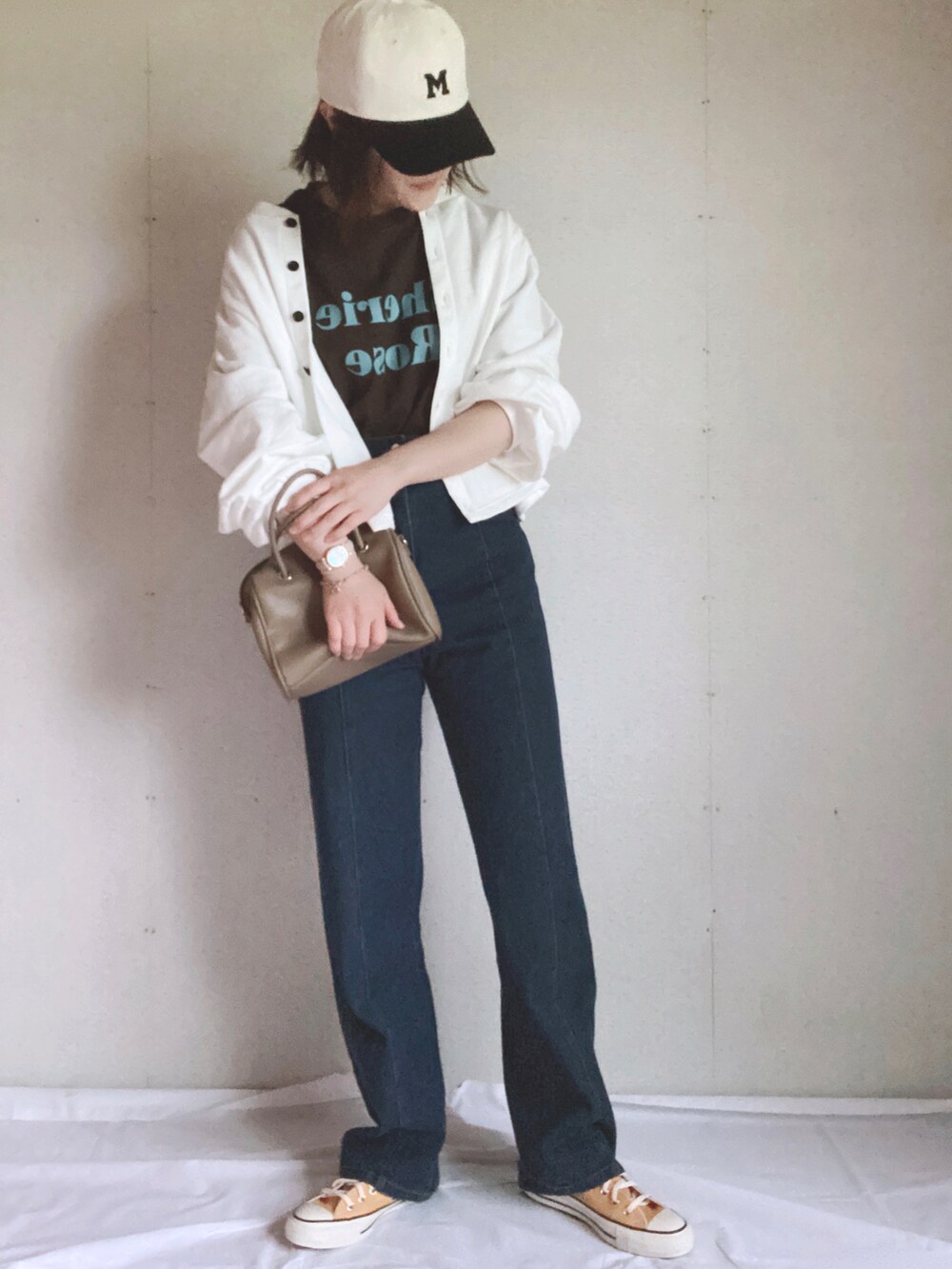 ブラック系のカーディガン/ボレロ、グレー系のTシャツ/カットソー、ブルー系のデニムパンツを着用したレディースの夏コーディネートの4枚目の写真