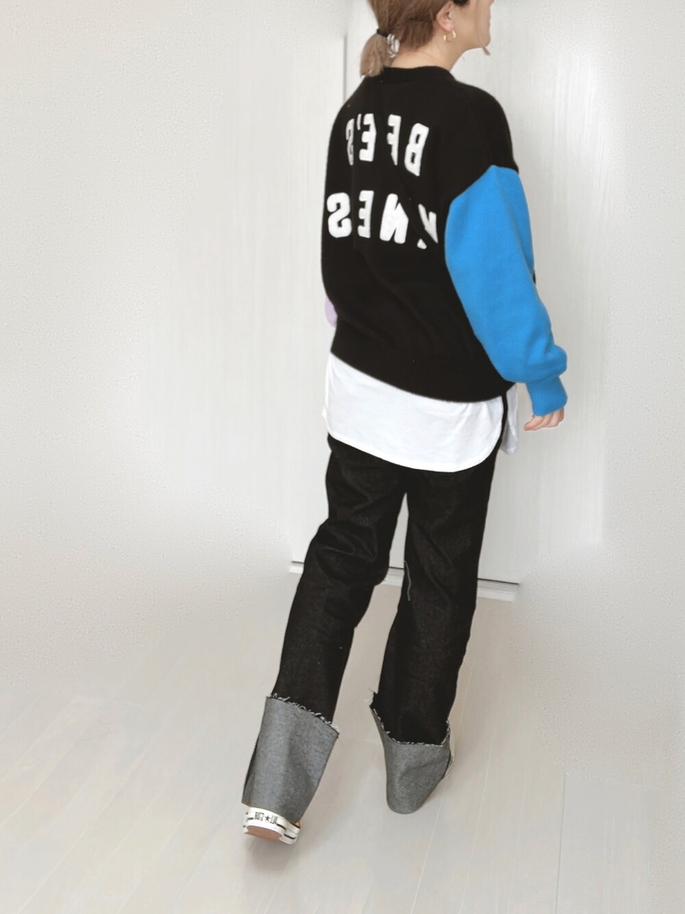 ブラック系のデニムパンツ、ブラック系のカーディガン/ボレロを着用したレディースの春コーディネートの5枚目の写真