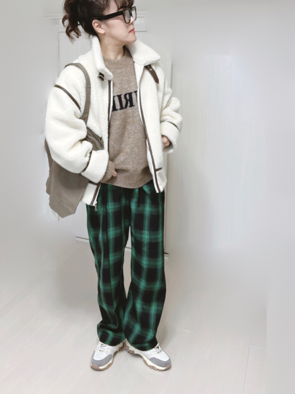 ベージュ系のスニーカー、ホワイト系のブルゾン、ベージュ系のニット/セーターを着用したレディースの冬コーディネートの5枚目の写真