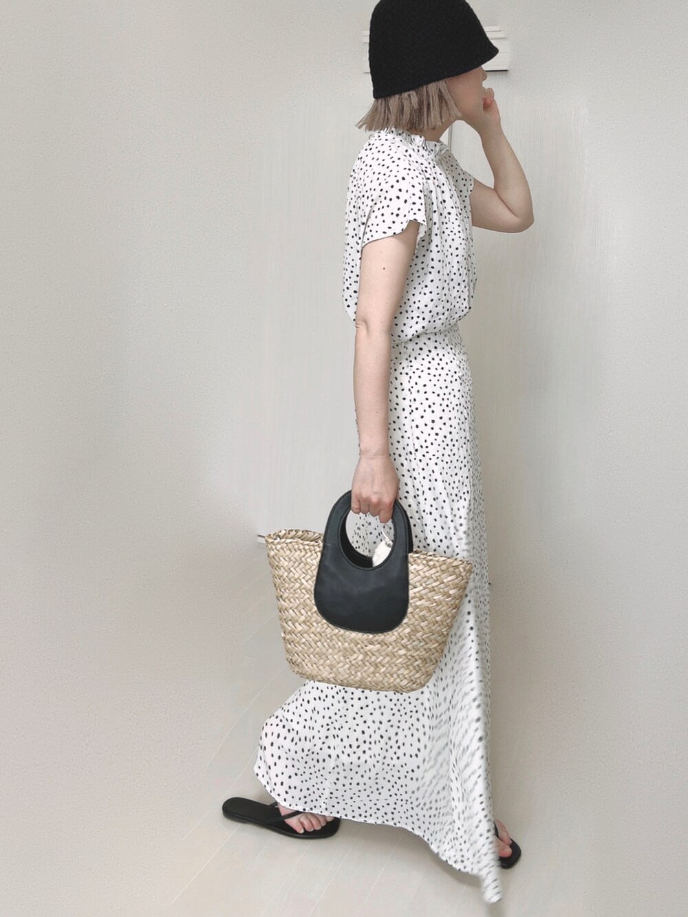 ホワイト系のシャツ/ブラウス、ホワイト系のスカート、ブラック系のサンダルを着用したレディースの夏コーディネートの4枚目の写真