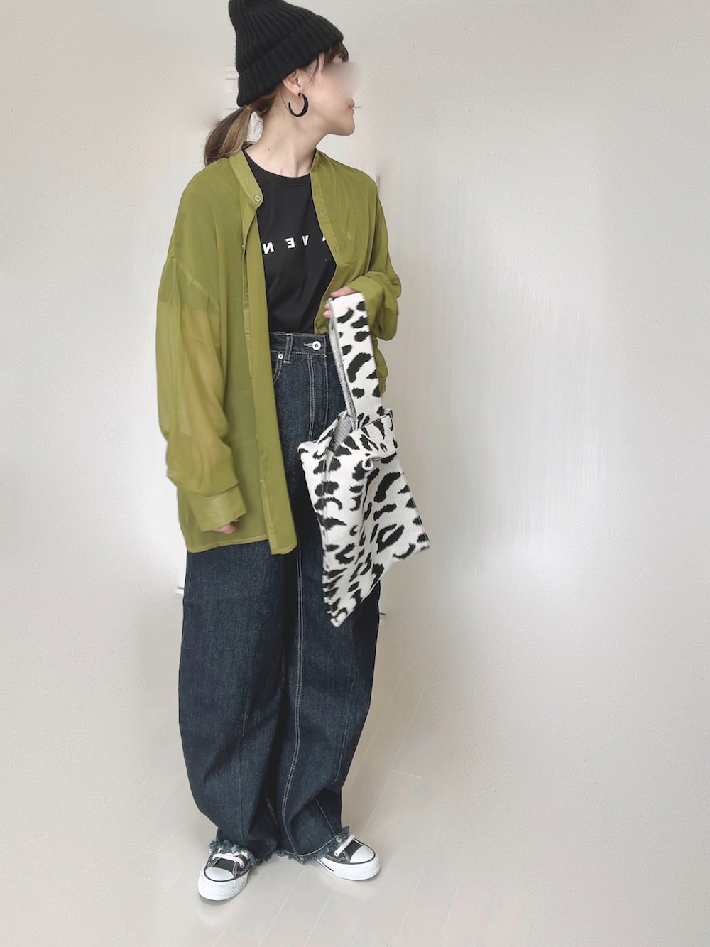 ブラック系のTシャツ/カットソー、グリーン系のシャツ/ブラウス、ブルー系のデニムパンツを着用したレディースの秋コーディネートの3枚目の写真