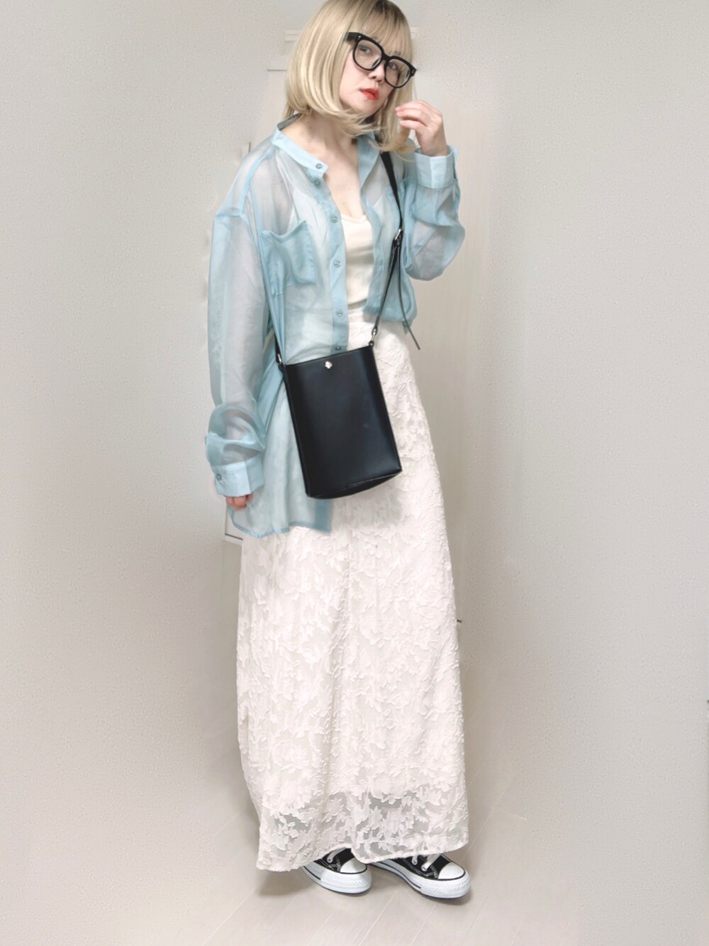 ブルー系のシャツ/ブラウス、ホワイト系のキャミソール、ブラック系のショルダーバッグを着用したレディースの夏コーディネートの2枚目の写真