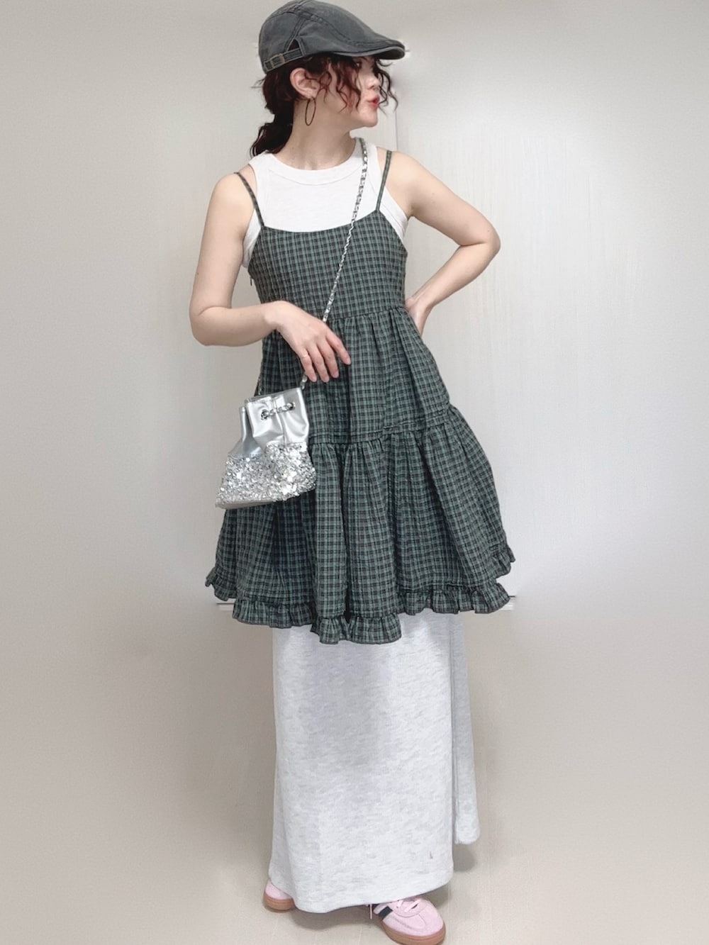 グレー系のワンピース、グレー系のショルダーバッグ、グレー系のワンピースを着用したレディースの夏コーディネートの5枚目の写真