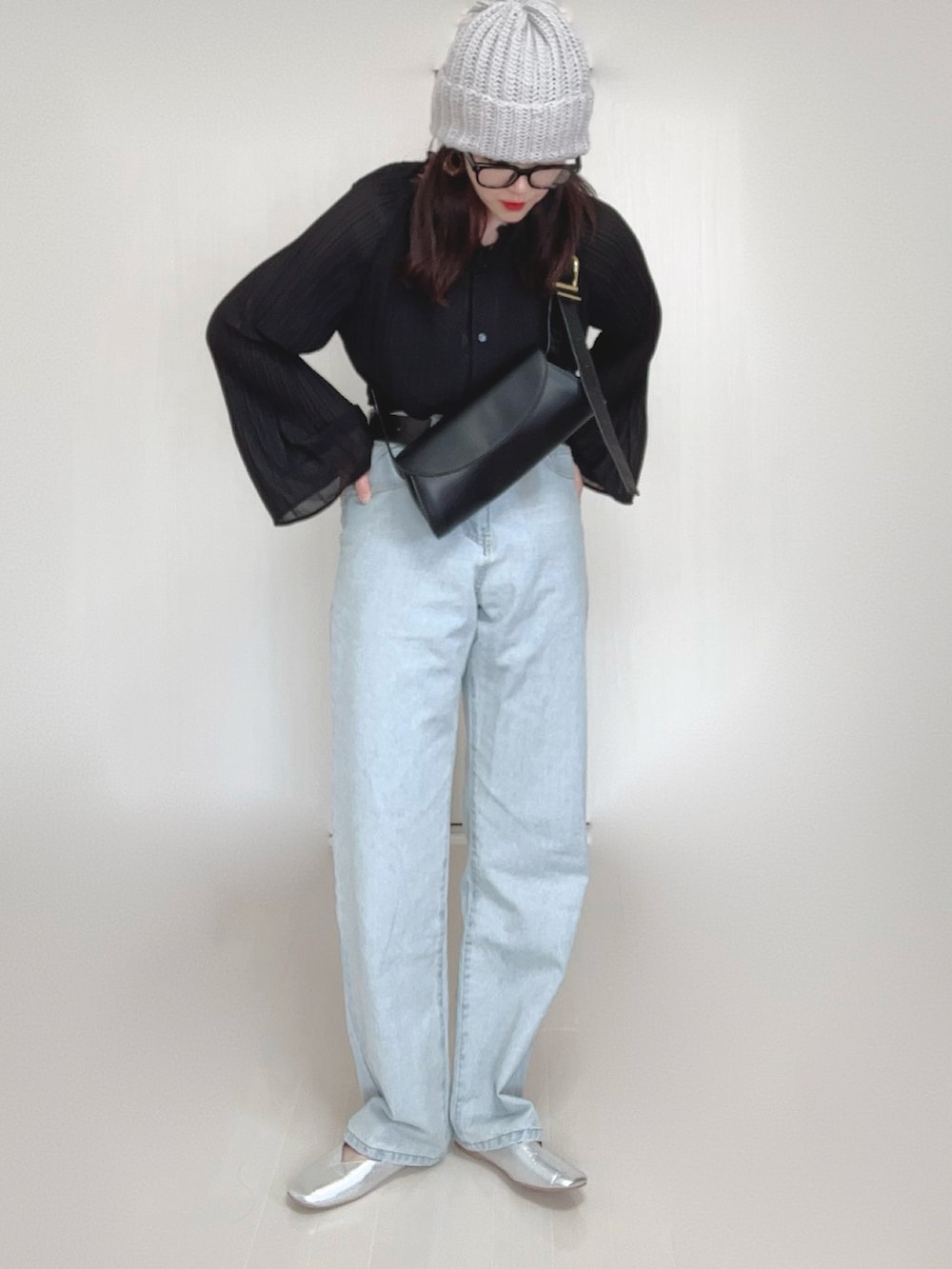 ブラック系のシャツ/ブラウス、ブルー系のデニムパンツ、ブラック系のパンプスを着用したレディースの春コーディネートの5枚目の写真