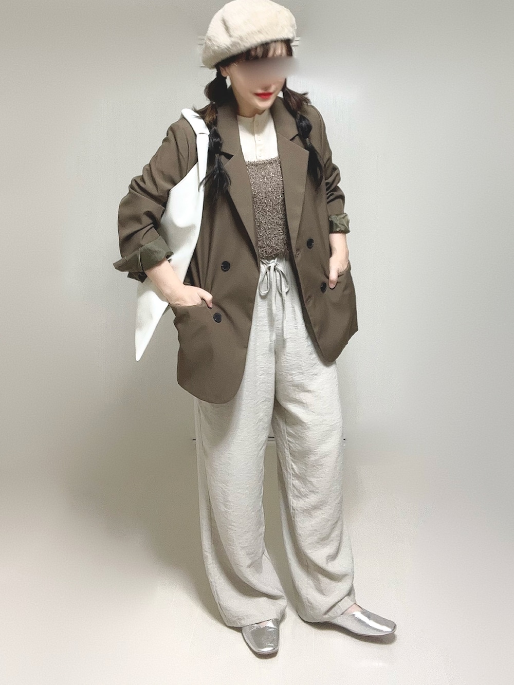 ホワイト系のTシャツ/カットソー、ブラウン系のテーラードジャケット、ホワイト系のショルダーバッグを着用したレディースの秋コーディネートの3枚目の写真