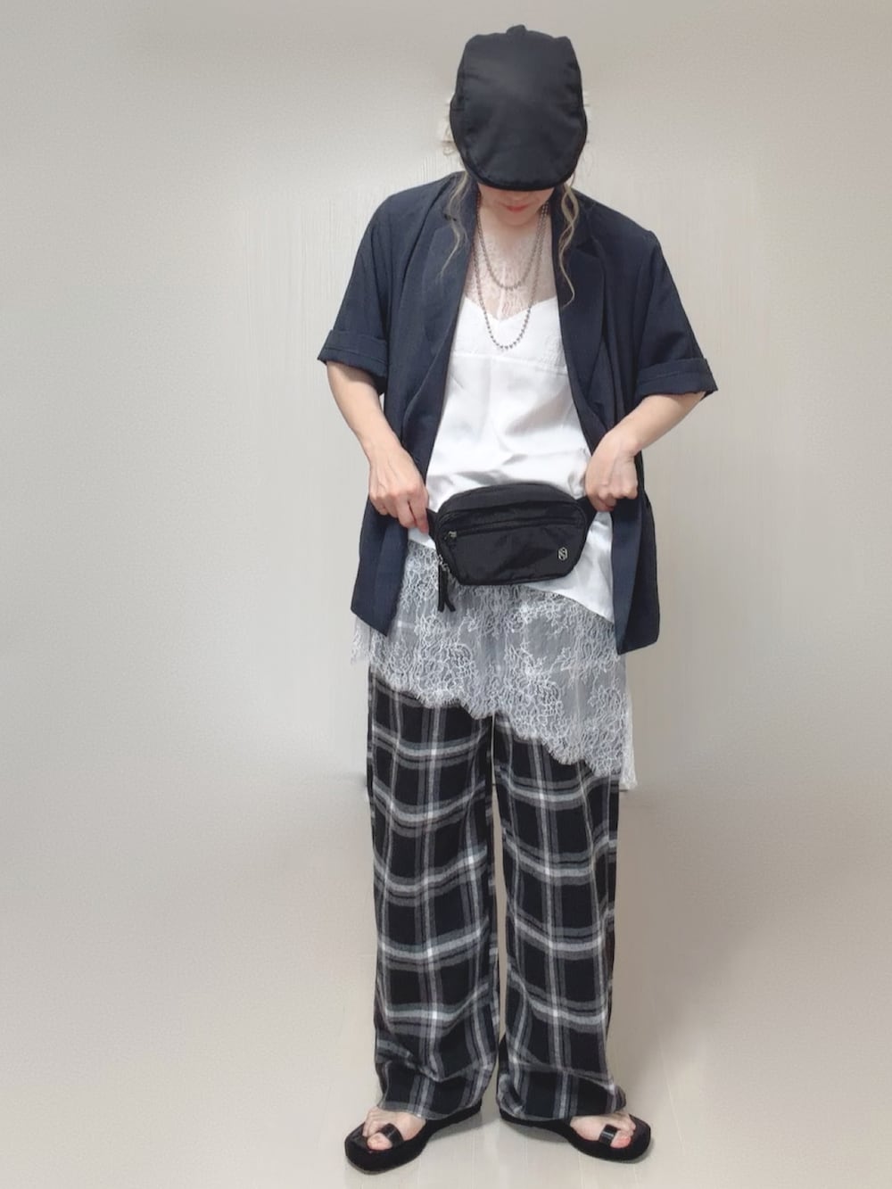 ホワイト系のキャミソール、ブルー系のその他アウター、ブラック系のボディバッグ/ウエストポーチを着用したレディースの夏コーディネートの2枚目の写真