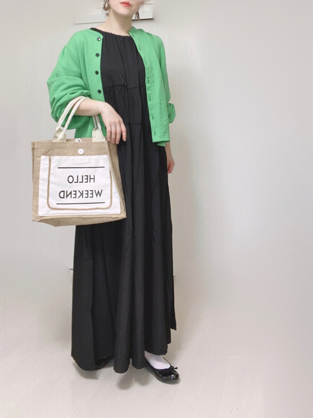 ブラック系のワンピース、ブラック系のカーディガン/ボレロ、ホワイト系のかごバッグを着用したレディースの夏コーディネートの4枚目の写真