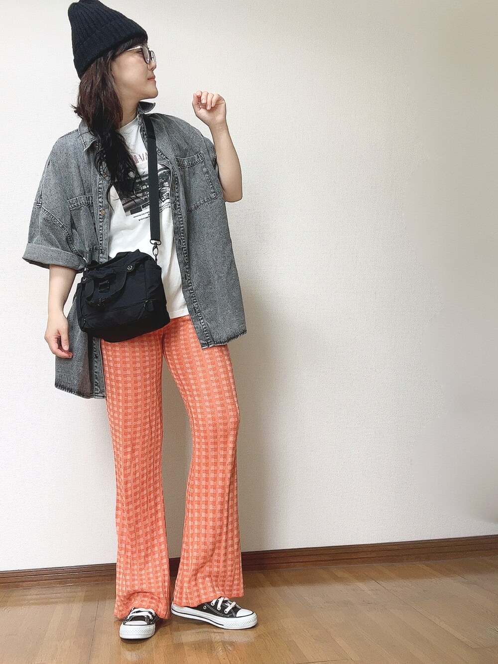 ブラック系のシャツ/ブラウス、ブラック系のショルダーバッグ、オレンジ系のその他パンツを着用したレディースの夏コーディネートの4枚目の写真