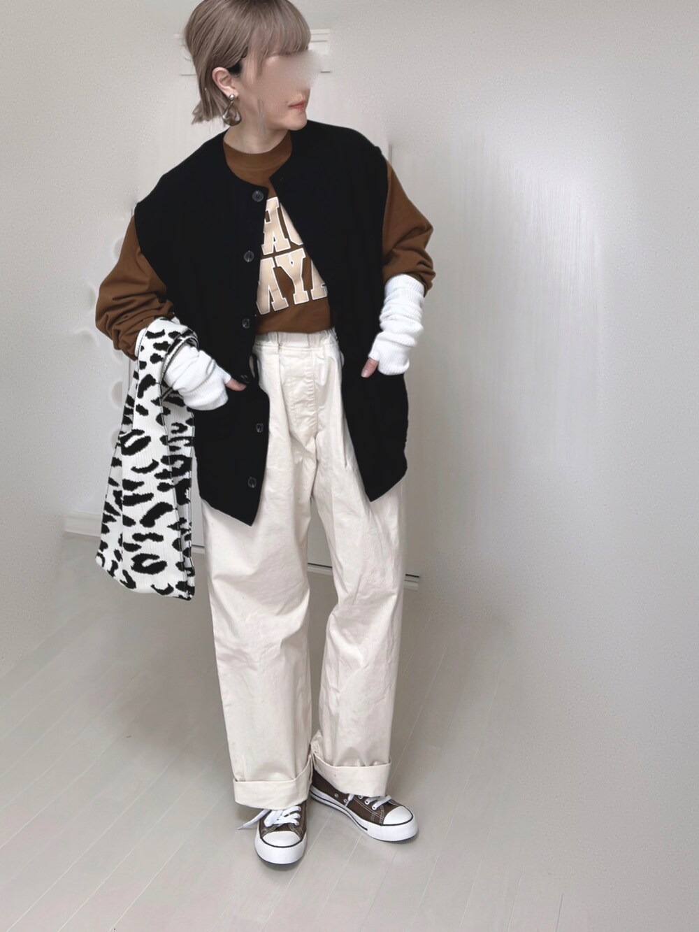 ホワイト系のその他パンツ、ブラック系のベスト、ブラウン系のTシャツ/カットソーを着用したレディースの冬コーディネートの5枚目の写真