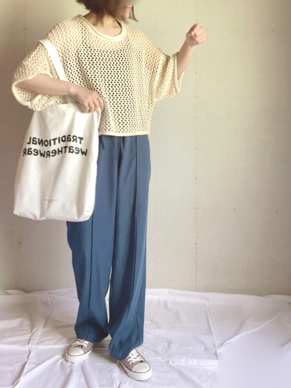 ベージュ系のニット/セーター、ブラック系のキャミソール、ブルー系のその他パンツを着用したレディースの夏コーディネートの2枚目の写真