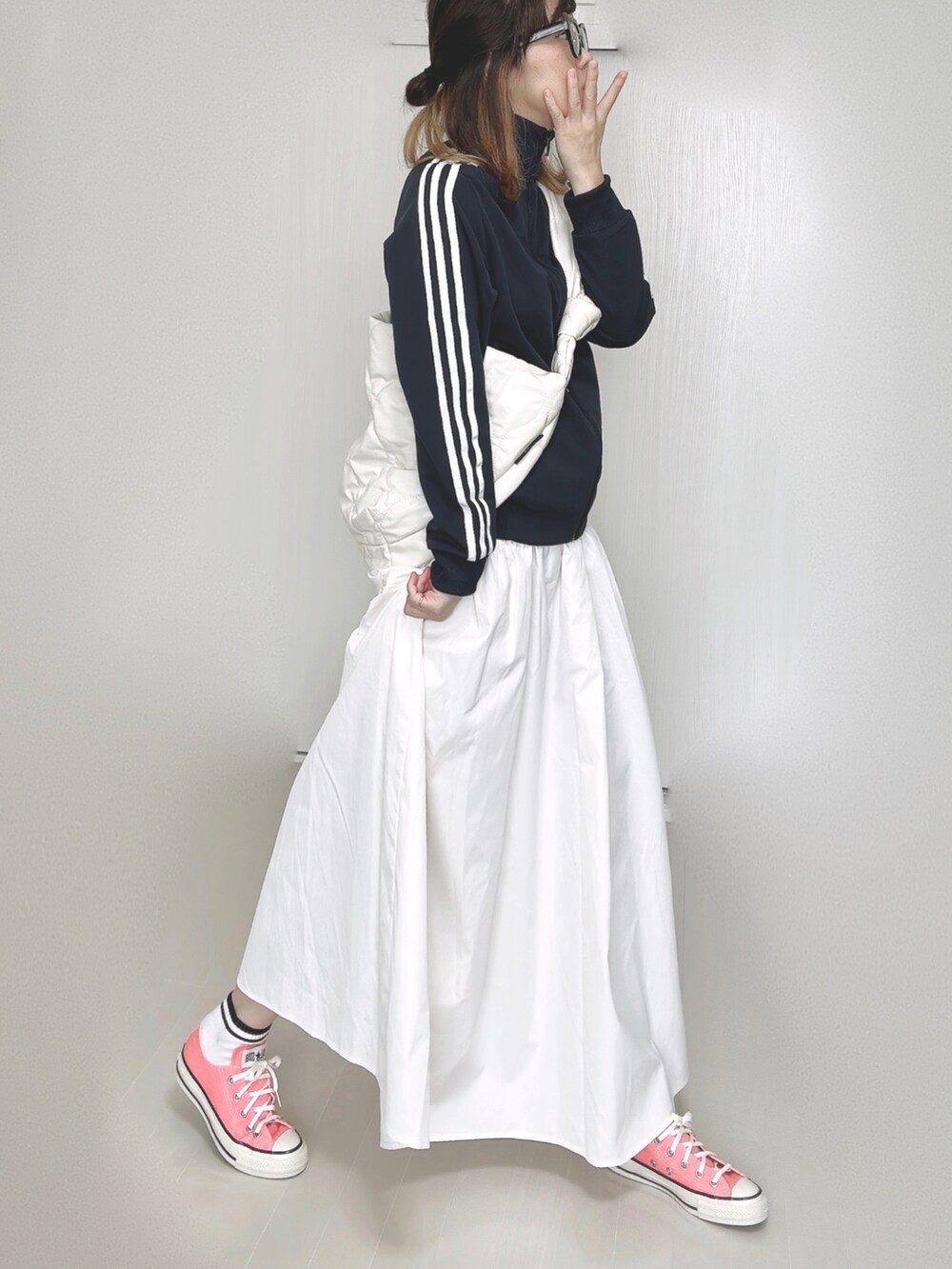 ブルー系のナイロンジャケット、ホワイト系のショルダーバッグ、ホワイト系のスカートを着用したレディースの秋コーディネートの4枚目の写真