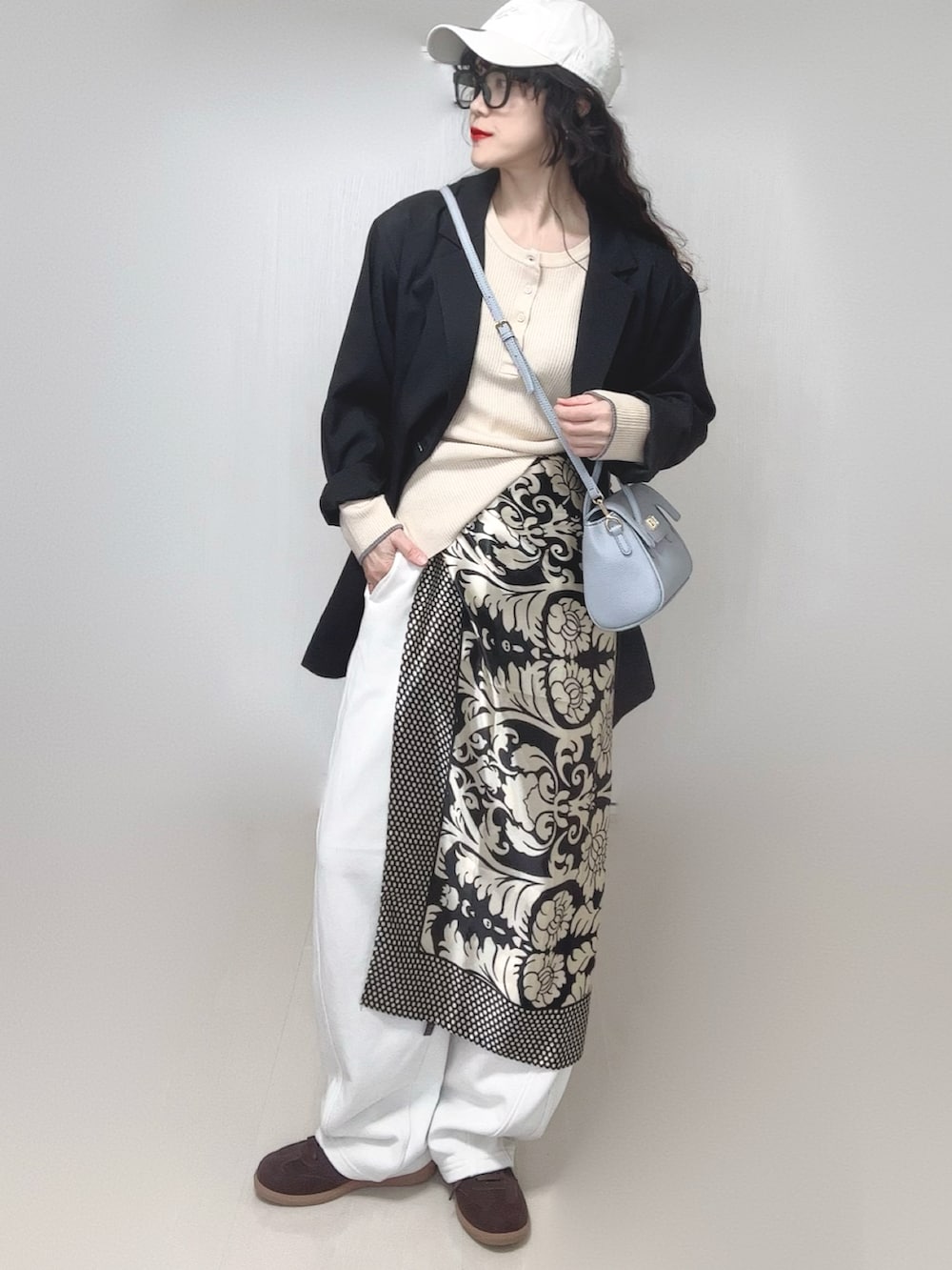 ブラック系のテーラードジャケット、ホワイト系のニット/セーター、その他のバンダナ/スカーフを着用したレディースの春コーディネートの5枚目の写真
