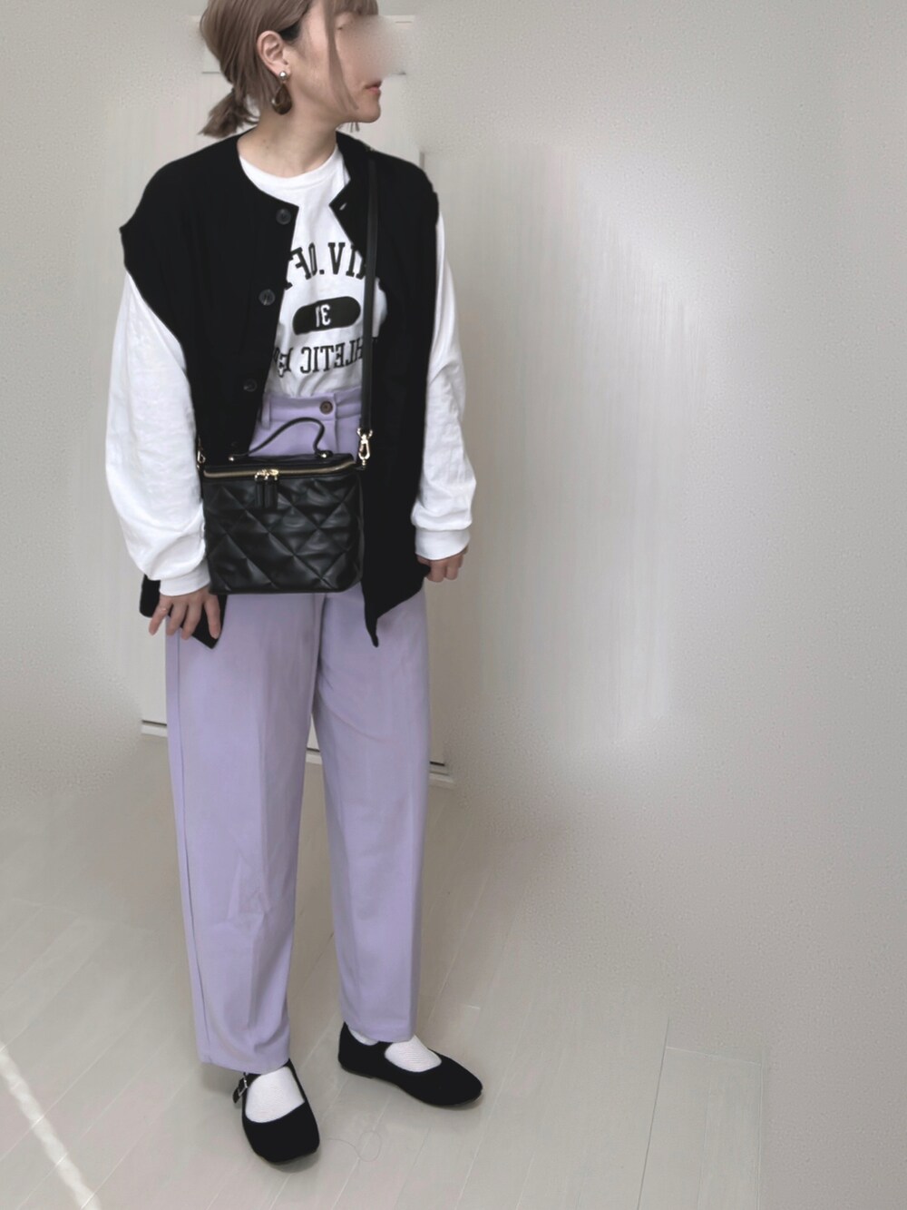 ホワイト系のTシャツ/カットソー、ブラック系のベスト、ブラック系のショルダーバッグを着用したレディースの冬コーディネートの5枚目の写真