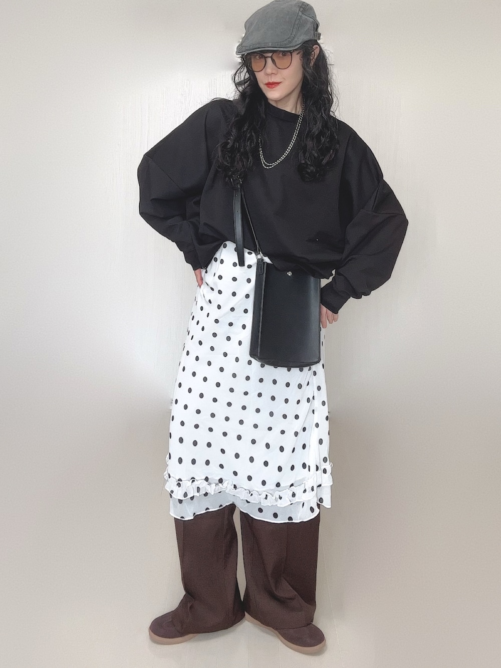 ブラック系のスウェット、ブラウン系のその他パンツ、ブラック系のショルダーバッグを着用したレディースの春コーディネートの3枚目の写真