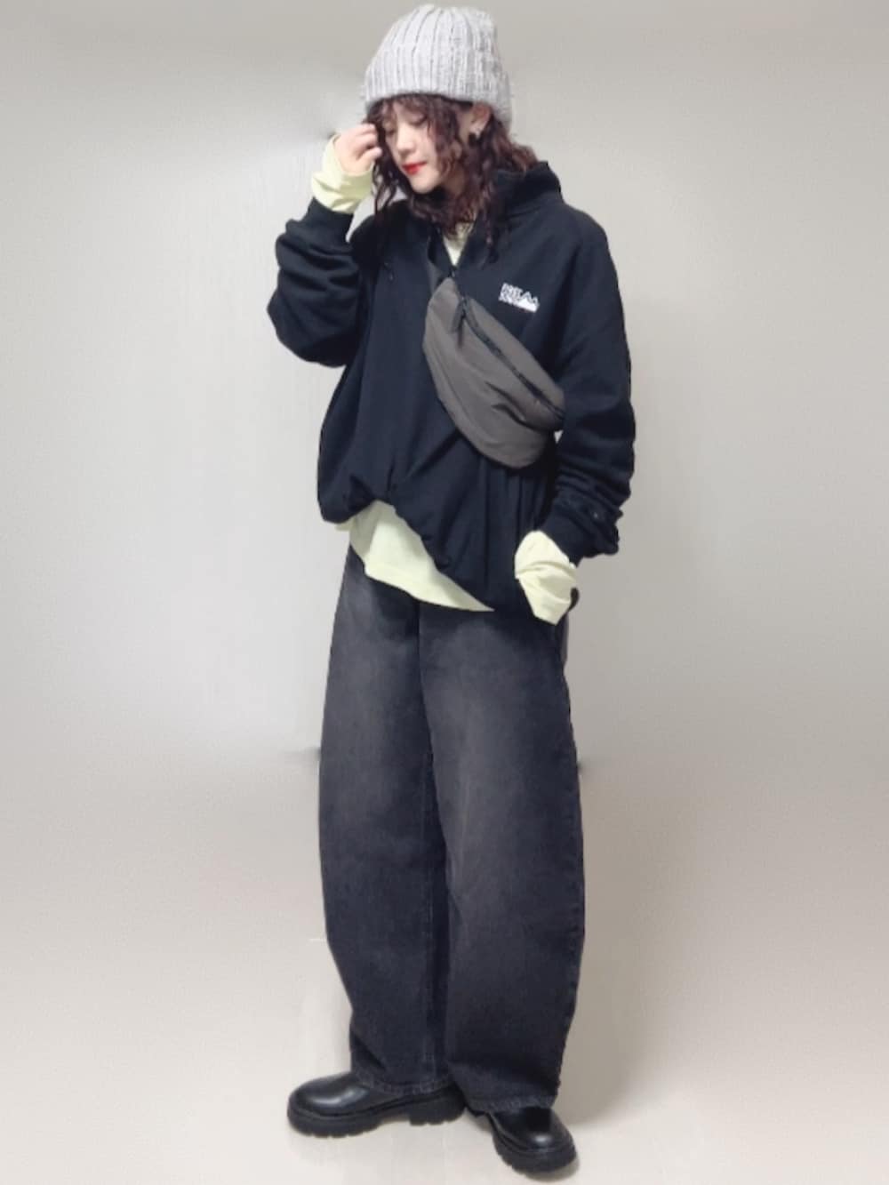 ブラック系のブーツ、イエロー系のTシャツ/カットソー、ブラック系のスウェットを着用したレディースの秋コーディネートの2枚目の写真