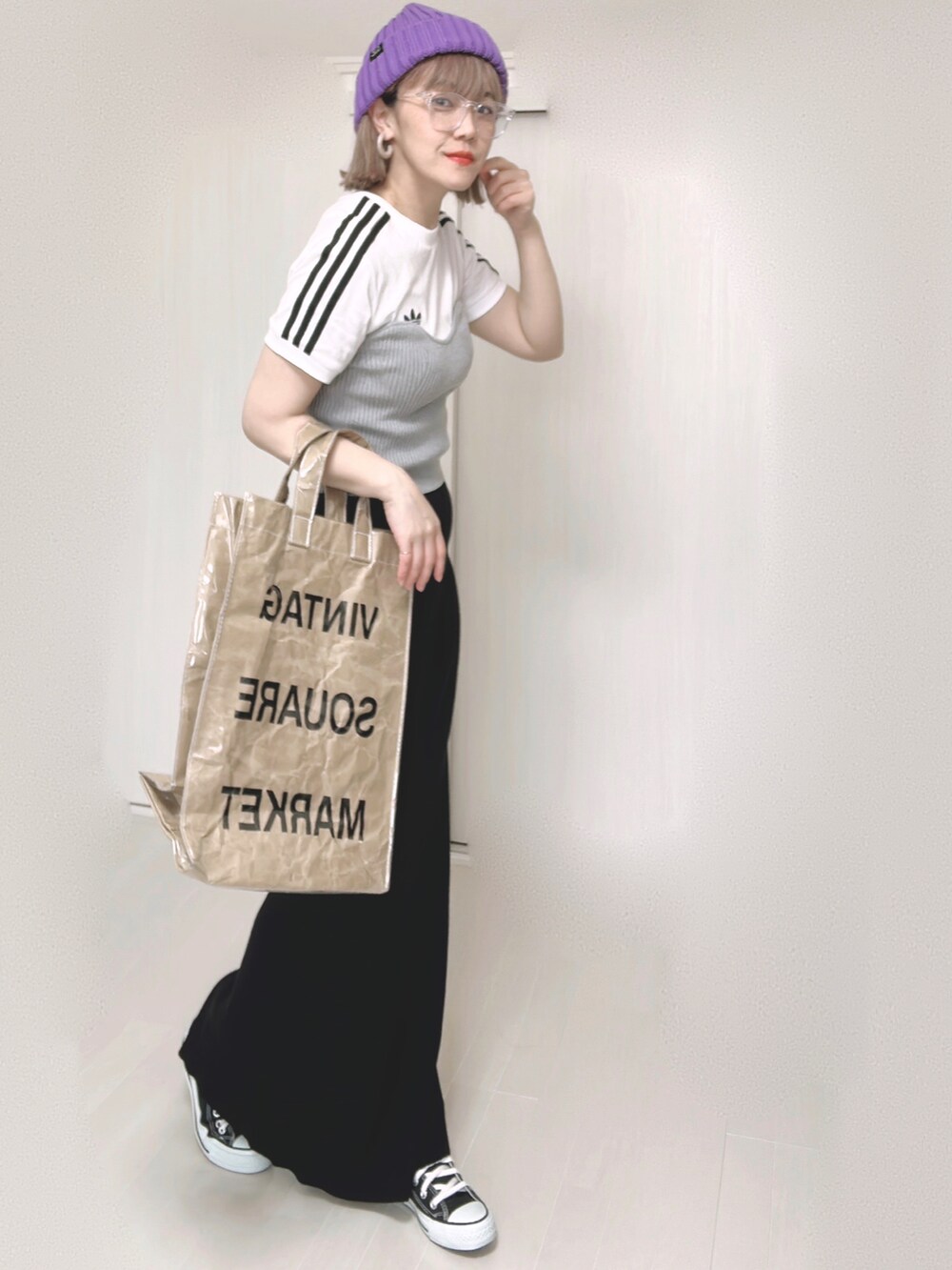 ホワイト系のTシャツ/カットソー、グレー系のチューブトップ、グリーン系のトートバッグを着用したレディースの夏コーディネートの2枚目の写真