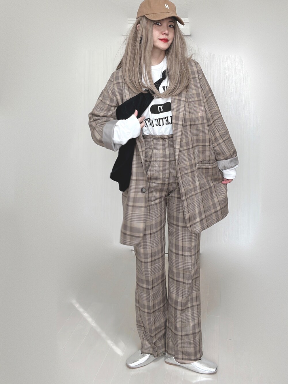 ベージュ系のテーラードジャケット、ホワイト系のTシャツ/カットソー、ベージュ系のその他パンツを着用したレディースの秋コーディネートの3枚目の写真