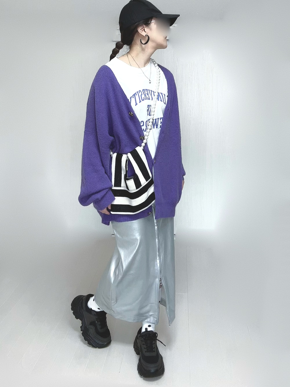 パープル系のカーディガン/ボレロ、ホワイト系のTシャツ/カットソー、ホワイト系のショルダーバッグを着用したレディースの春コーディネートの5枚目の写真