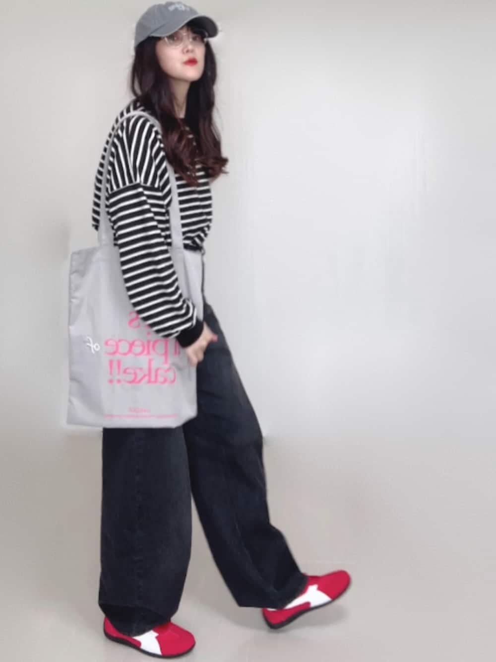 ホワイト系のTシャツ/カットソー、ブラック系のデニムパンツ、グレー系のトートバッグを着用したレディースの秋コーディネートの5枚目の写真