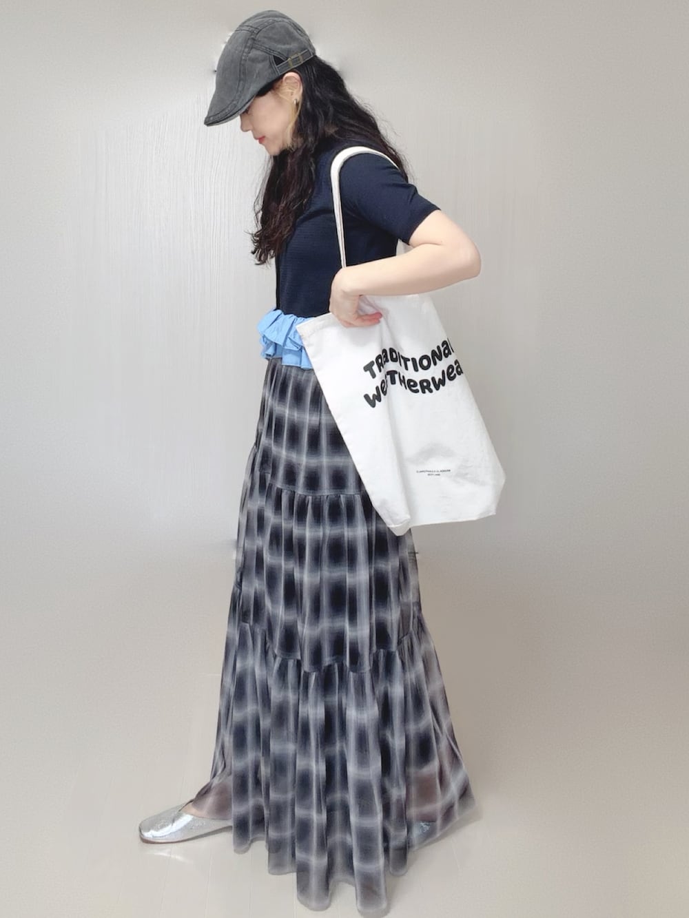 ブルー系のカーディガン/ボレロ、ブラック系のスカート、シルバー系のパンプスを着用したレディースの春コーディネートの2枚目の写真