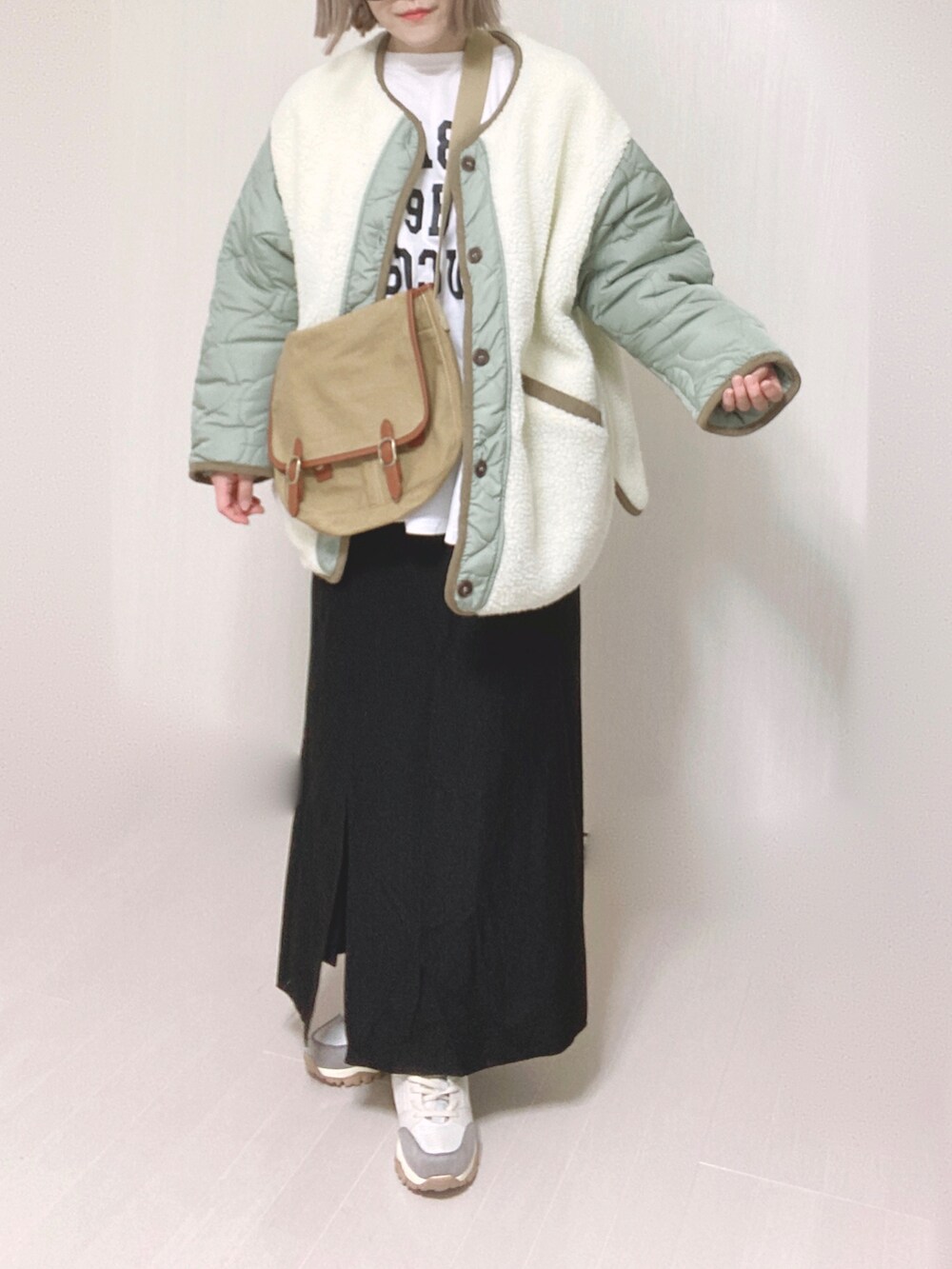 「ECRIRE、エクリール、zucca、ロゴT、ショルダーバッグ、ナロースカート、ダッドスニーカー、ANGIE VINTAGE、ANGIE、大人カジュアル、lineastoria」｜「ECRIREの【miho.a.nicoコラボ】キルティングジャケット（ノーカラージャケット、ホワイト系）」を使った、Ⓜ︎さん（レディース・152cm）の秋コーディネートの5枚目の写真