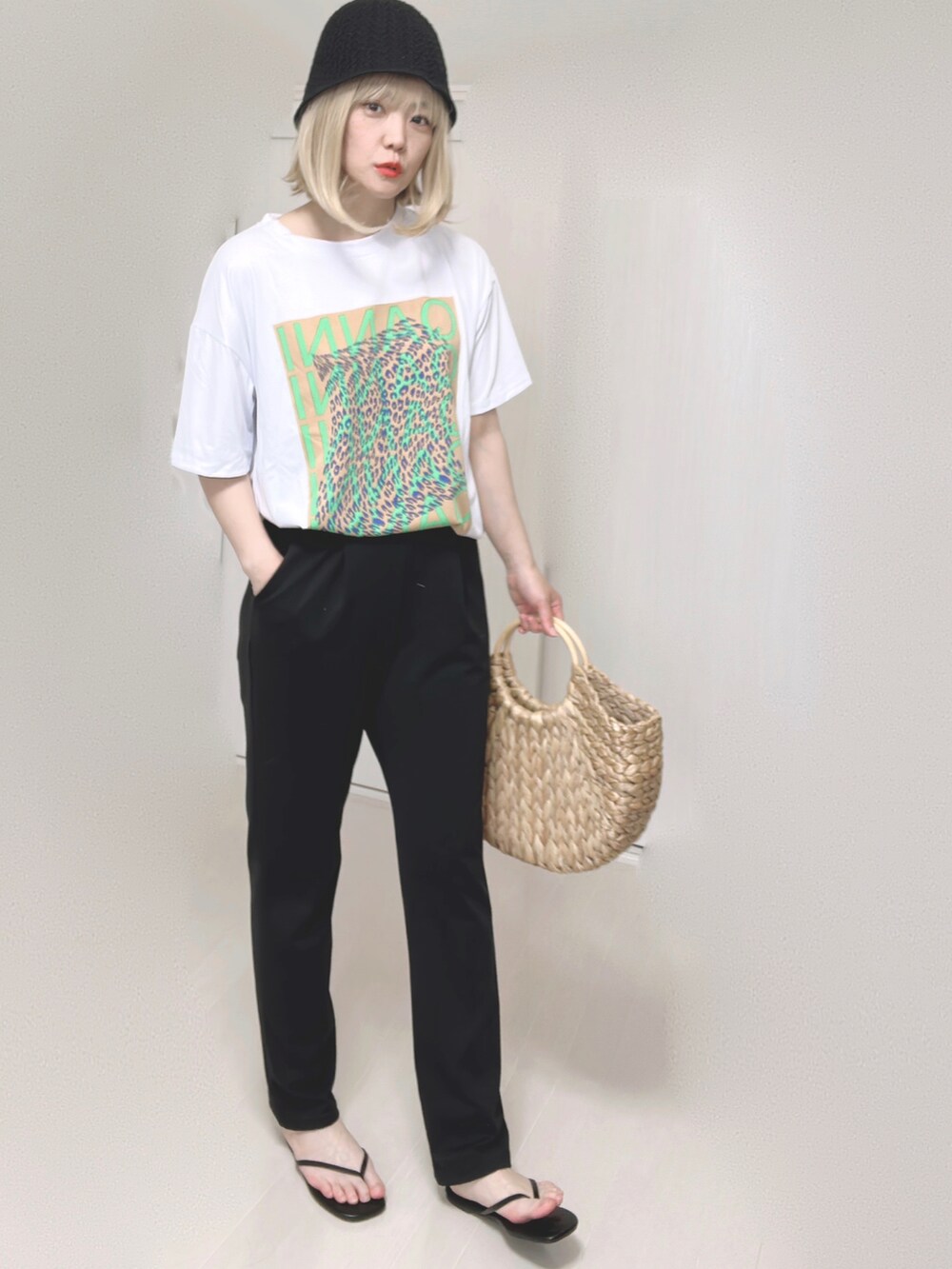 ベージュ系のかごバッグ、ブラック系のサンダルを着用したレディースの夏コーディネートの5枚目の写真