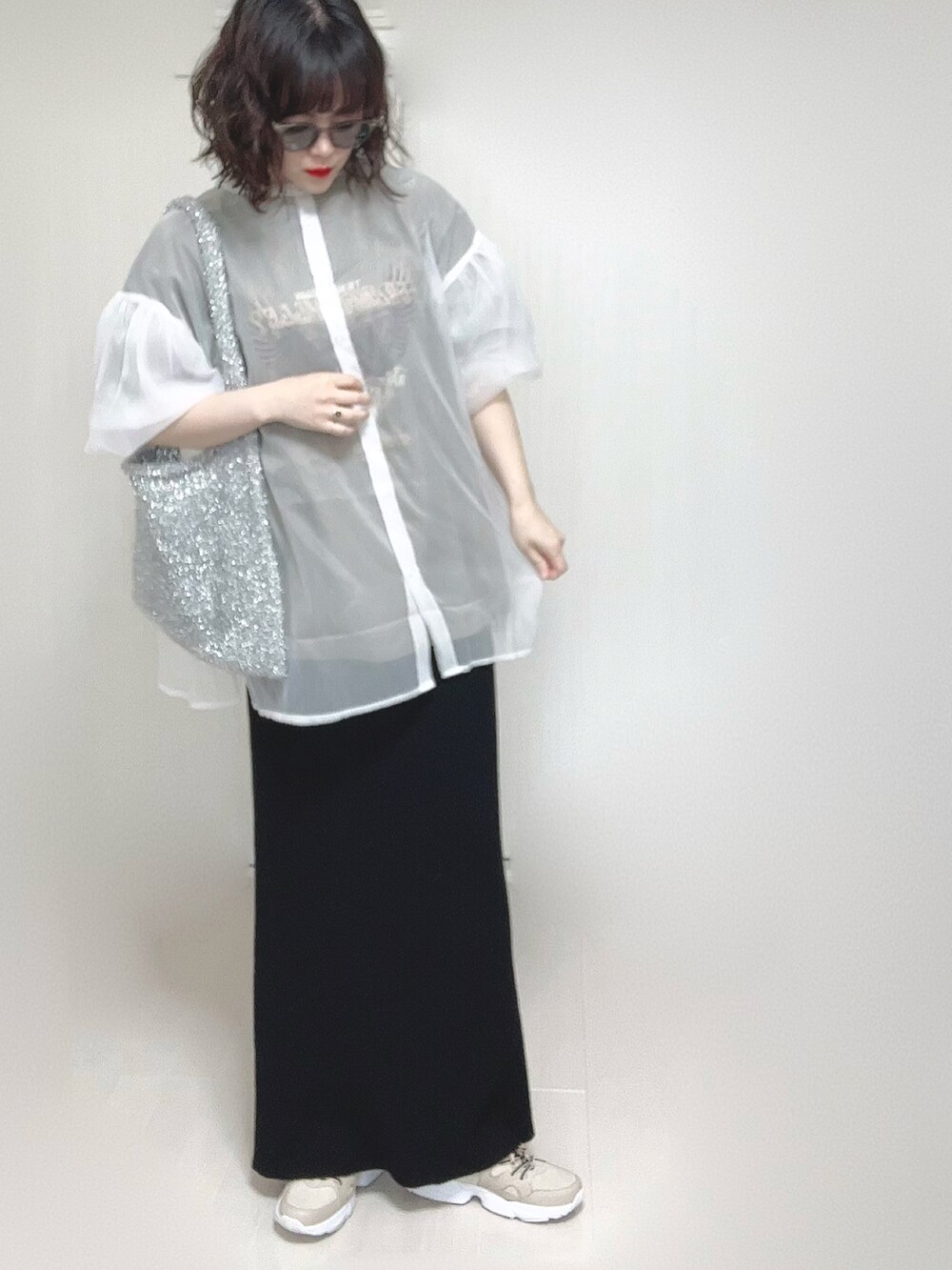 ホワイト系のシャツ/ブラウス、グリーン系のTシャツ/カットソー、ブラック系のスカートを着用したレディースの春コーディネートの4枚目の写真