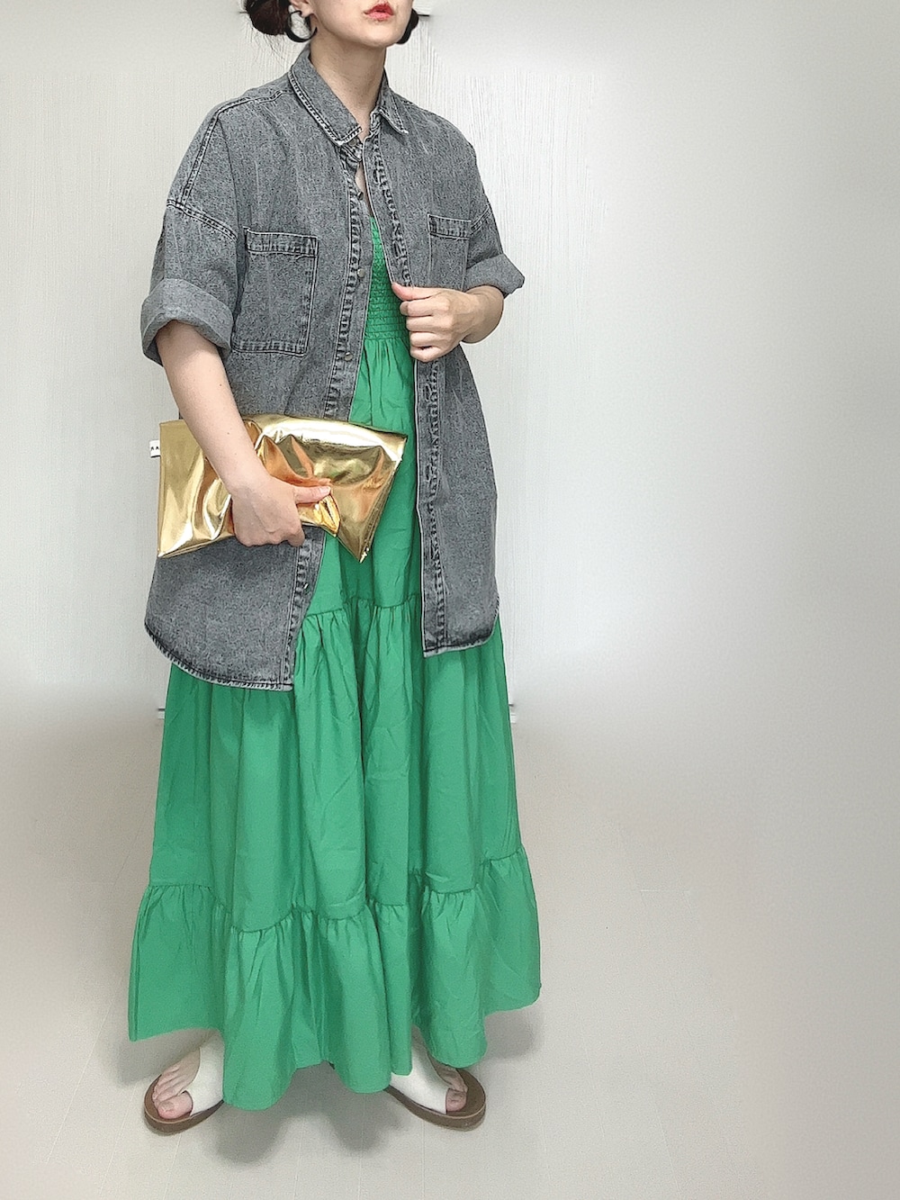 ブラック系のシャツ/ブラウス、ゴールド系のショルダーバッグ、ホワイト系のサンダルを着用したレディースの夏コーディネートの3枚目の写真