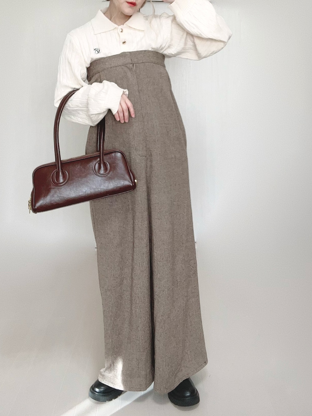 ホワイト系のニット/セーター、ブラウン系のサロペット/オーバーオール、ブラウン系のショルダーバッグを着用したレディースの秋コーディネートの4枚目の写真