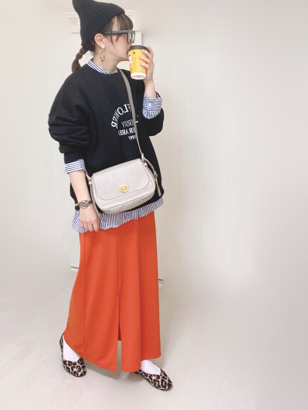 グレー系のメッセンジャーバッグ、ブラック系のスウェット、ブルー系のシャツ/ブラウスを着用したレディースの秋コーディネートの3枚目の写真