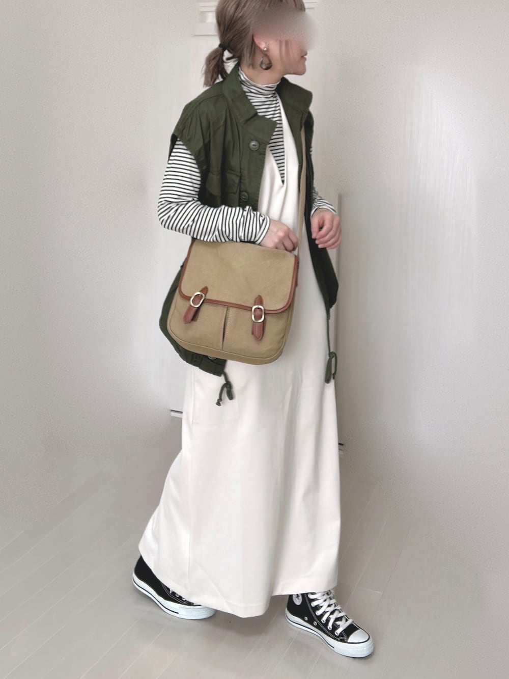 ホワイト系のワンピース、ホワイト系のTシャツ/カットソー、グリーン系のその他アウターを着用したレディースの冬コーディネートの5枚目の写真