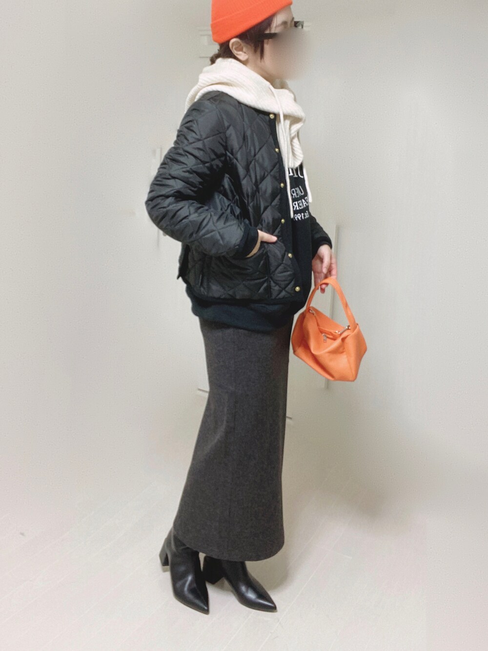 ブラック系のブーツ、ブラック系のスウェット、ブラック系のノーカラージャケットを着用したレディースの秋コーディネートの3枚目の写真