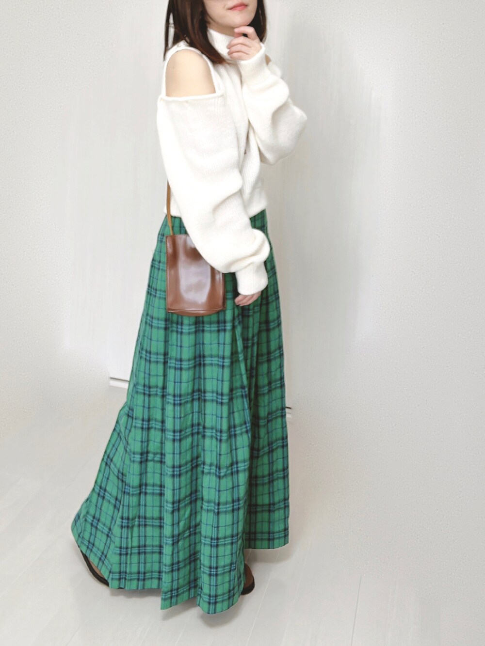 グリーン系のスカート、ブラウン系のショルダーバッグ、ブラウン系のスリッポンを着用したレディースの春コーディネートの5枚目の写真