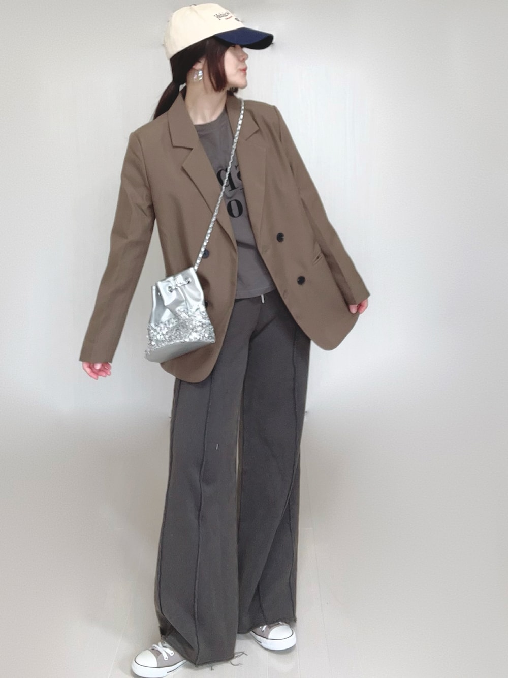 ブラック系のスウェットパンツ、ブラウン系のテーラードジャケット、シルバー系のショルダーバッグを着用したレディースの春コーディネートの5枚目の写真