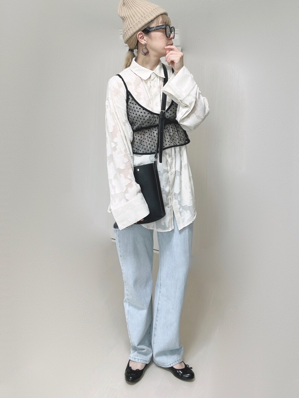 ブルー系のデニムパンツ、ホワイト系のシャツ/ブラウス、ブラック系のショルダーバッグを着用したレディースの夏コーディネートの2枚目の写真