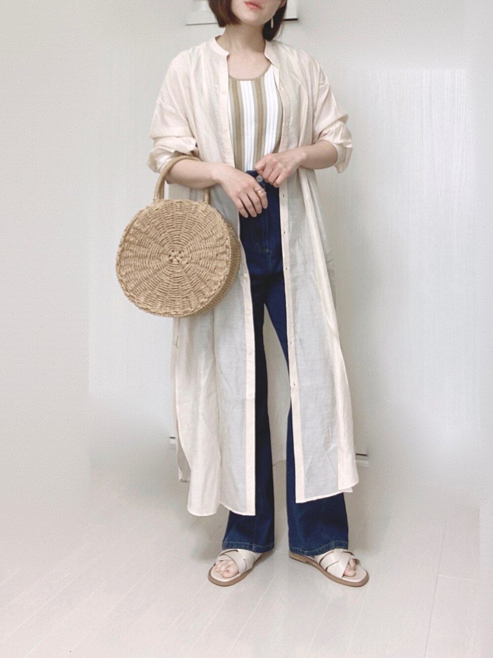 ホワイト系のサンダル、ホワイト系のワンピース、ベージュ系のタンクトップを着用したレディースの夏コーディネートの4枚目の写真