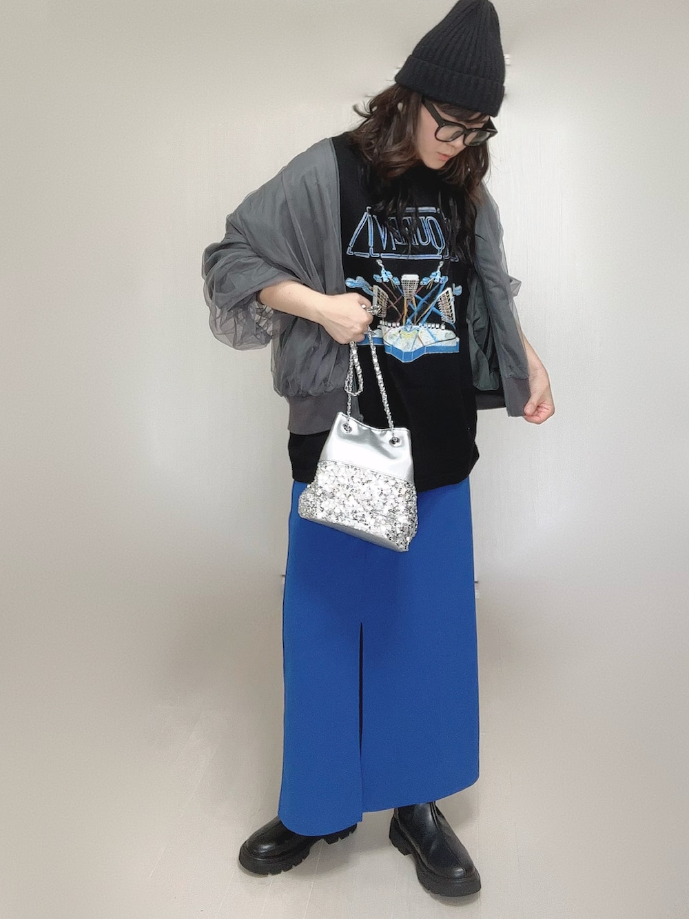 グレー系のブルゾン、ブラック系のブーツ、ブラック系のTシャツ/カットソーを着用したレディースの秋コーディネートの3枚目の写真
