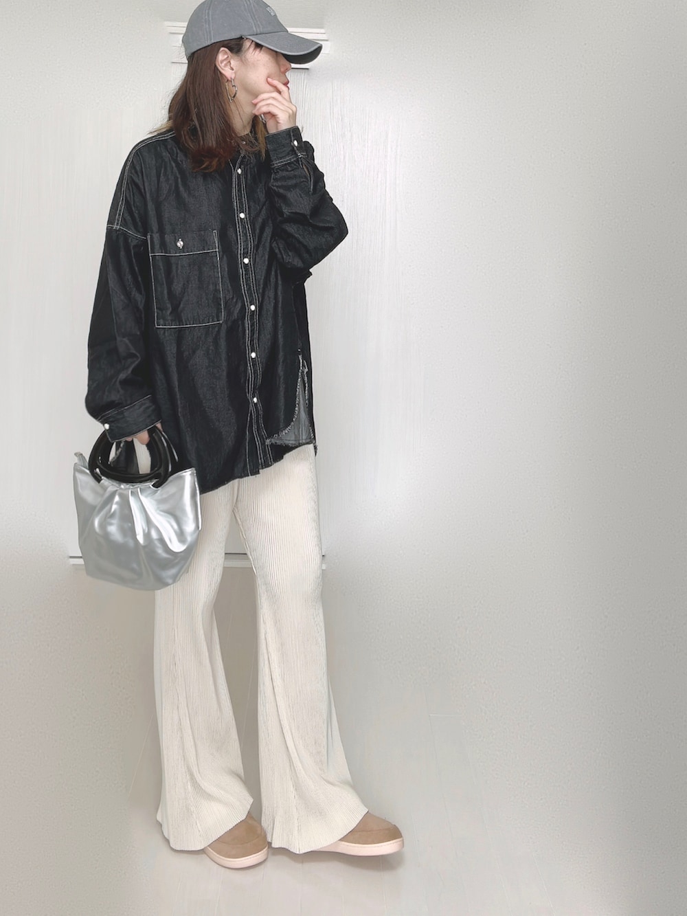 ブラック系のシャツ/ブラウス、ホワイト系のその他パンツ、ブラック系のスニーカーを着用したレディースの秋コーディネートの4枚目の写真