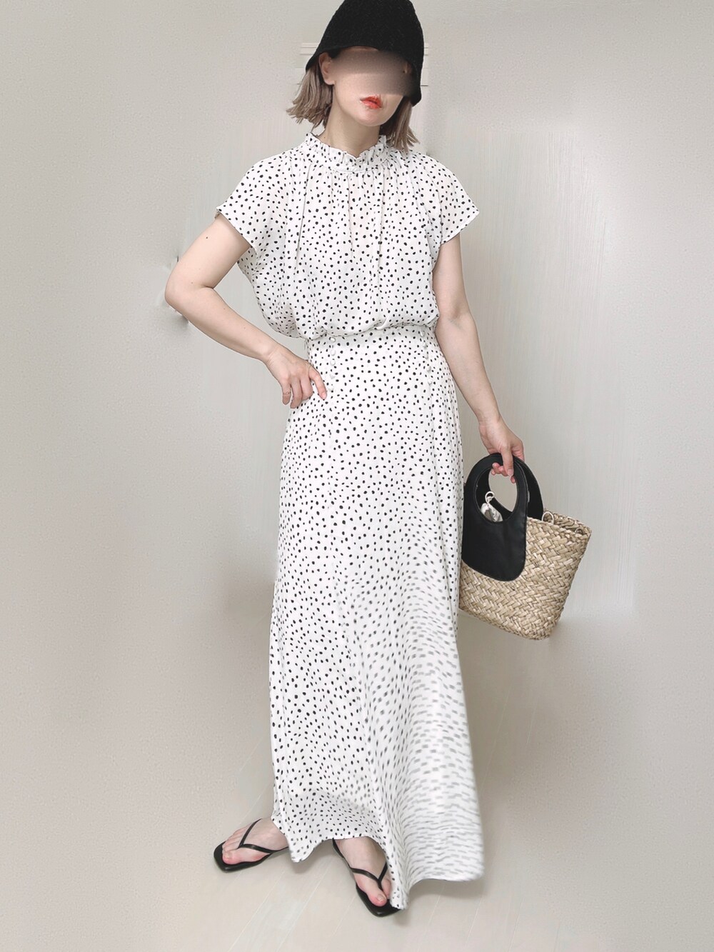 ホワイト系のシャツ/ブラウス、ホワイト系のスカート、ブラック系のサンダルを着用したレディースの夏コーディネートの3枚目の写真