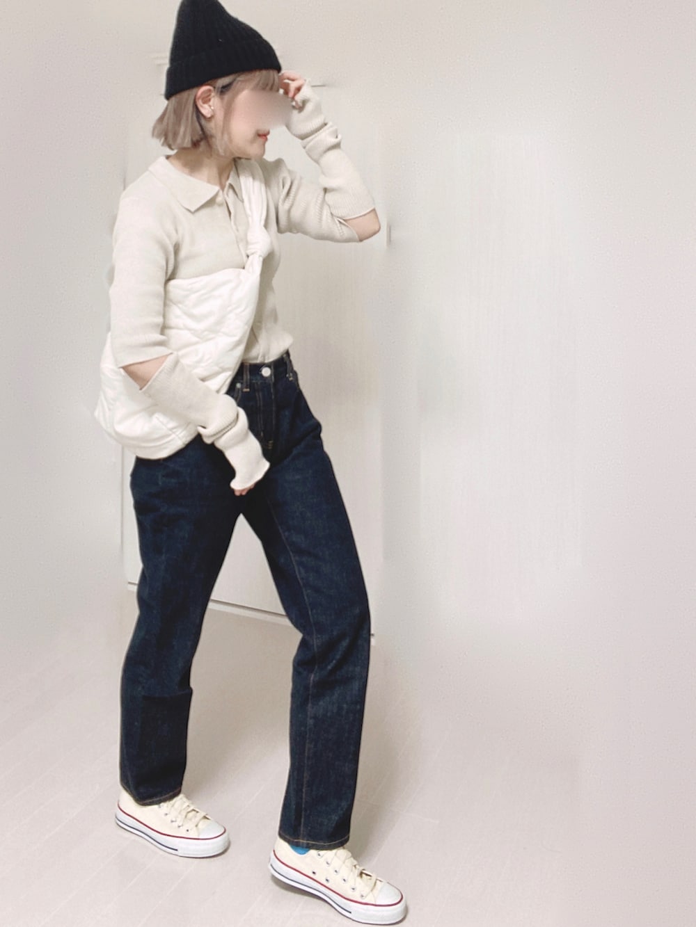 ホワイト系のカーディガン/ボレロ、ホワイト系のショルダーバッグ、ブルー系のデニムパンツを着用したレディースの秋コーディネートの2枚目の写真
