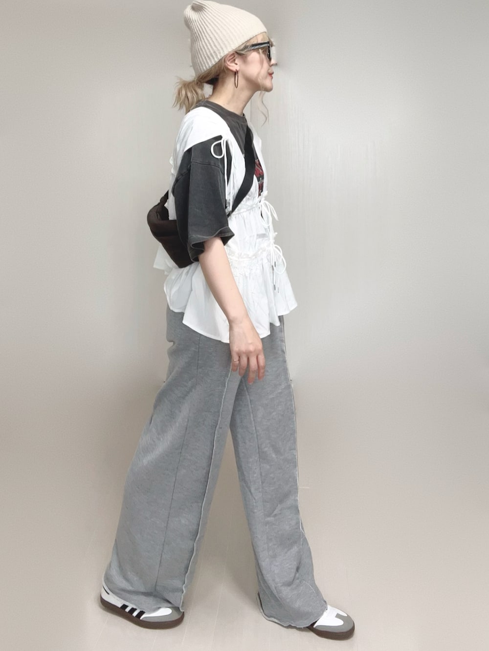 ホワイト系のシャツ/ブラウス、グレー系のTシャツ/カットソー、グレー系のスウェットパンツを着用したレディースの夏コーディネートの3枚目の写真